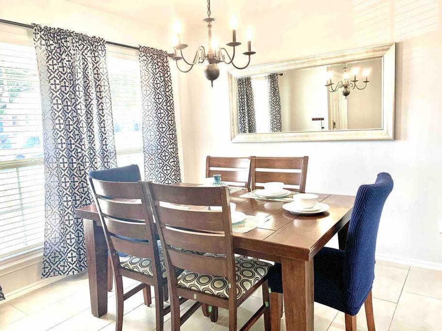 Modern Updates - Great Location - King Bed- Bmt سان أنطونيو المظهر الخارجي الصورة